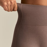 Define 2.0 Seamless Scrunch 4" Shorts | Mocha