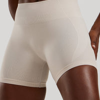 Define 2.0 Seamless Scrunch 4" Shorts | Stone