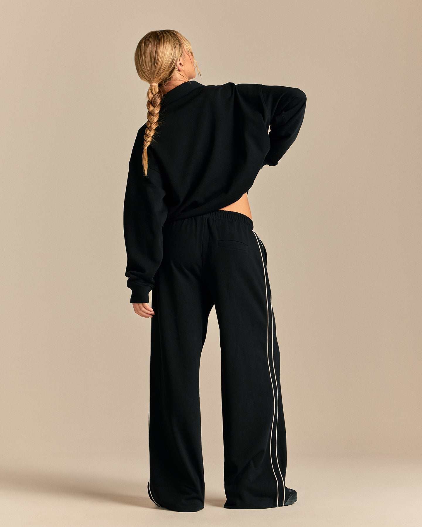 Comfort Lightweight Henley Sweat | Black (2/6)